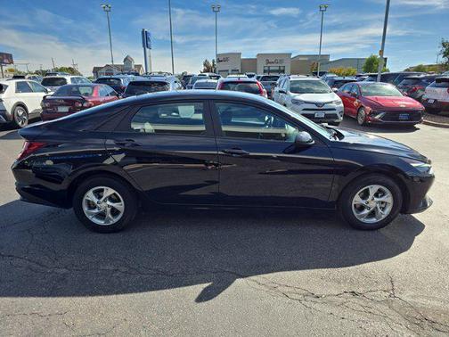 2023 Hyundai ELANTRA SE