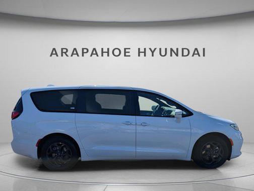 2022 Chrysler Pacifica Hybrid Touring L