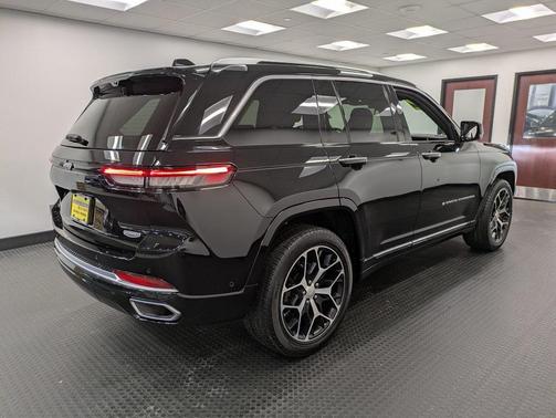 2022 Jeep Grand Cherokee Summit