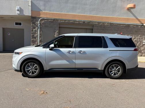 2023 Kia Carnival LX