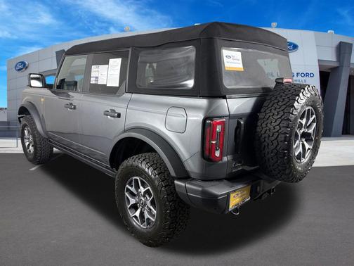CARBONIZED GRAY METALLIC 2024 Ford Bronco Badlands