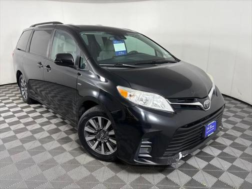 2018 Toyota Sienna LE