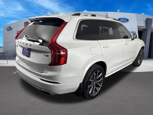 Crystal White Pearl 2019 Volvo XC90 T6 Momentum