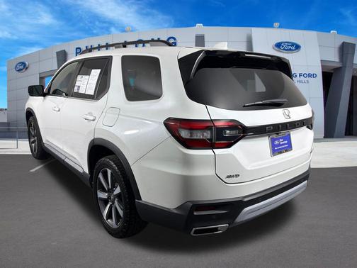 Platinum White Pearl 2024 Honda Pilot Touring 8-Passenger