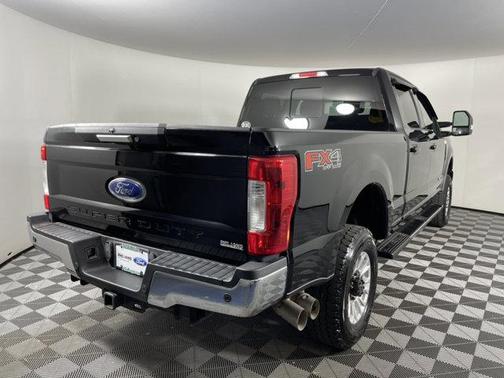 Photo 3 of 43 of 2017 Ford F-350 Lariat Super Duty