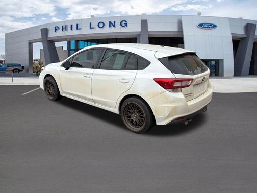 Crystal White Pearl 2019 Subaru Impreza 2.0i