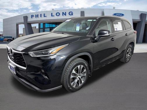 Midnight Black Metallic 2021 Toyota Highlander XLE
