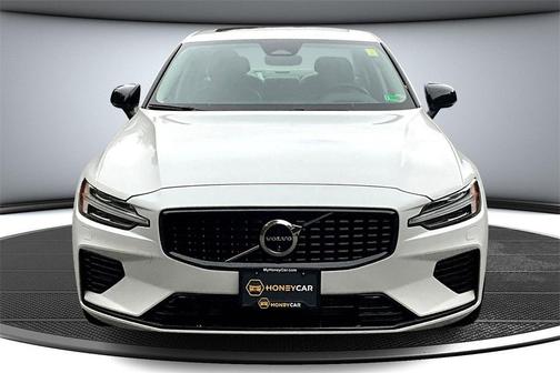 2024 Volvo S60 Recharge Plug-In Hybrid T8 Ultimate Dark Theme