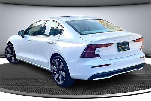 2024 Volvo S60 Recharge Plug-In Hybrid T8 Ultimate Dark Theme