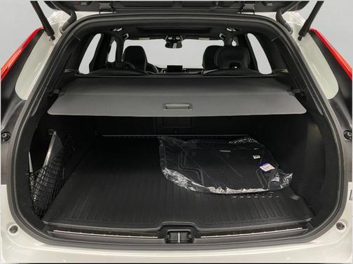 Crystal White Metallic 2026 Volvo XC60 B5 Ultra Black Edition