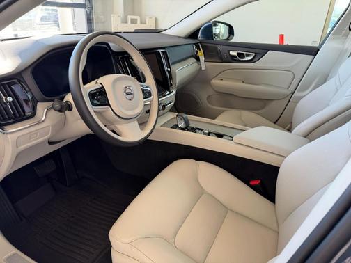 2026 Volvo V60 Cross Country Plus, B5 AWD Gas (mild hybrid)