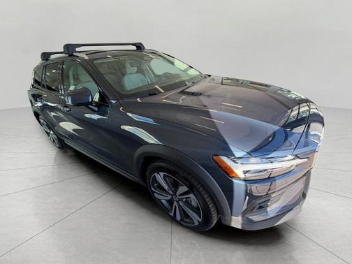 2026 Volvo V60 Cross Country Plus, B5 AWD Gas (mild hybrid)