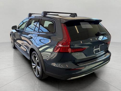 2026 Volvo V60 Cross Country Plus, B5 AWD Gas (mild hybrid)