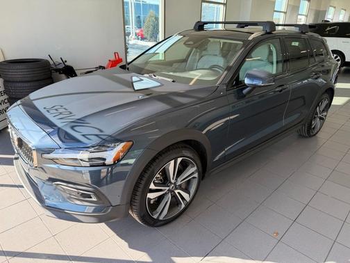 2026 Volvo V60 Cross Country Plus, B5 AWD Gas (mild hybrid)
