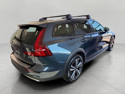 2026 Volvo V60 Cross Country Plus, B5 AWD Gas (mild hybrid)