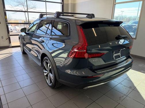 2026 Volvo V60 Cross Country Plus, B5 AWD Gas (mild hybrid)