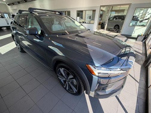 2026 Volvo V60 Cross Country Plus, B5 AWD Gas (mild hybrid)