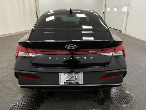 2025 Hyundai ELANTRA SE