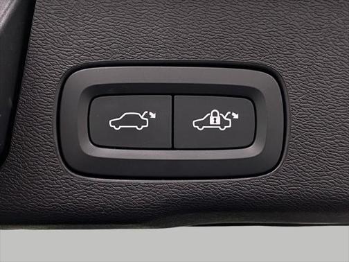 2024 Volvo XC60 Recharge Plug-In Hybrid T8 Ultimate Dark Theme