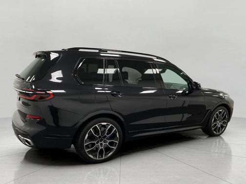 2023 BMW X7 M60i