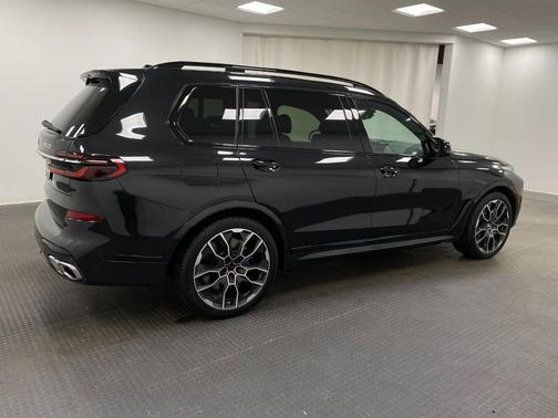2023 BMW X7 M60i