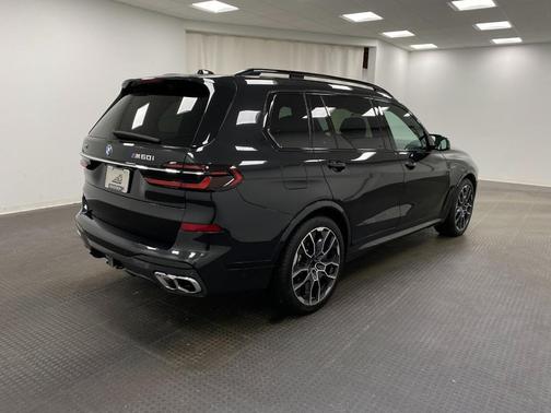 2023 BMW X7 M60i