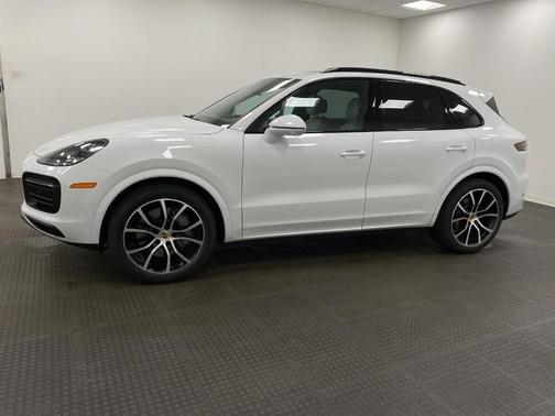 CARRARA WHITE 2023 Porsche Cayenne S