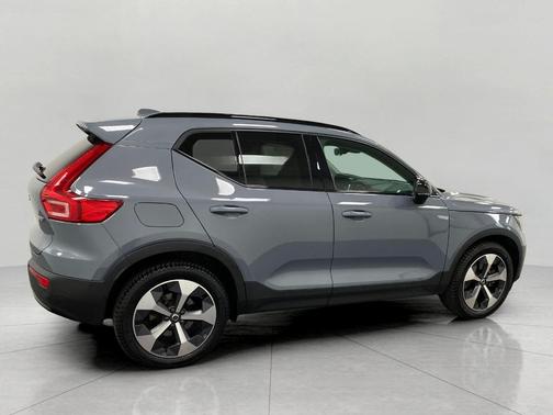 2023 Volvo XC40 B5 Ultimate Dark Theme