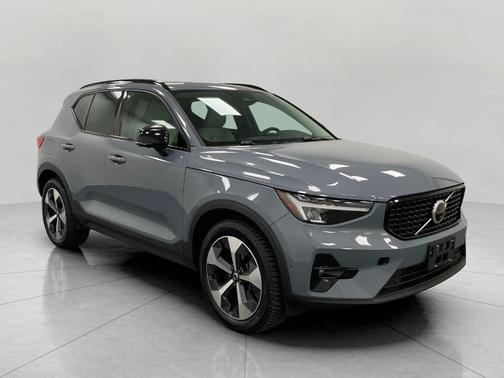 2023 Volvo XC40 B5 Ultimate Dark Theme