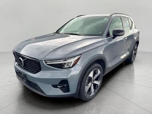 2023 Volvo XC40 B5 Ultimate Dark Theme
