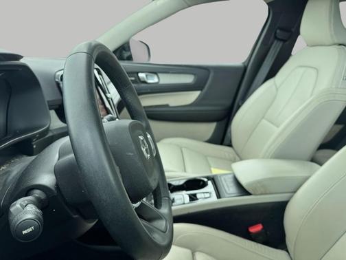 2023 Volvo XC40 B5 Ultimate Dark Theme