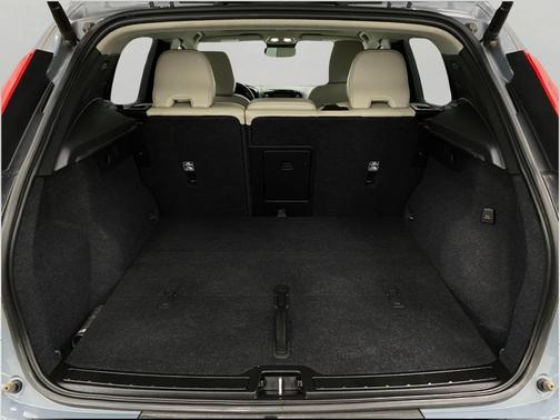 2023 Volvo XC40 B5 Ultimate Dark Theme