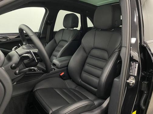 Jet Black Metallic 2026 Porsche Macan Macan