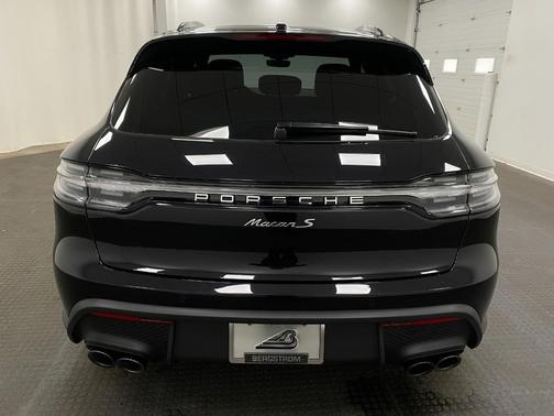 Jet Black Metallic 2026 Porsche Macan Macan