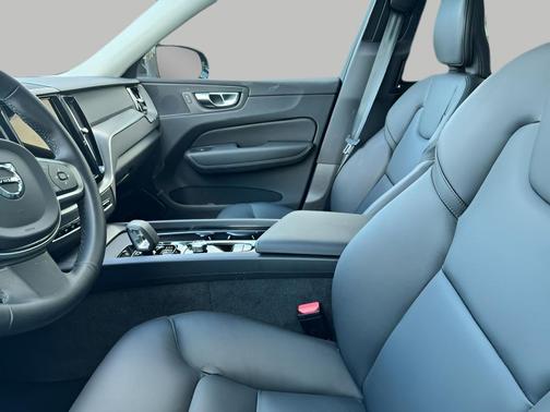 2025 Volvo XC60 B5 Core
