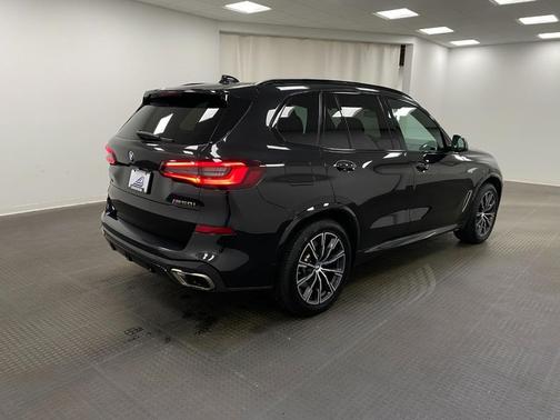 Black Sapphire Metallic 2022 BMW X5 M50i