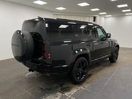 2023 Land Rover Defender 130 X-Dynamic SE