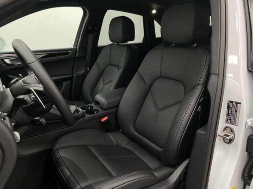 Carrara White Metallic 2026 Porsche Macan Macan S