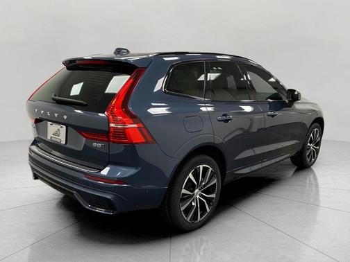 2023 Volvo XC60 B5 Ultimate Dark Theme