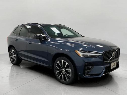 2023 Volvo XC60 B5 Ultimate Dark Theme