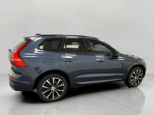 2023 Volvo XC60 B5 Ultimate Dark Theme