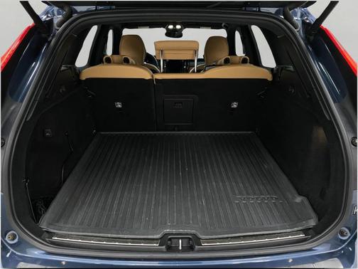 2023 Volvo XC60 B5 Ultimate Dark Theme