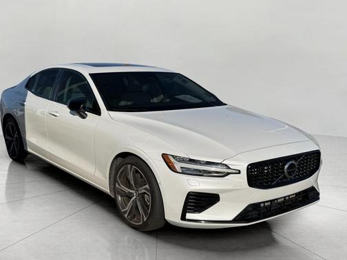 2023 Volvo S60 Recharge Plug-In Hybrid T8 Plus Dark Theme