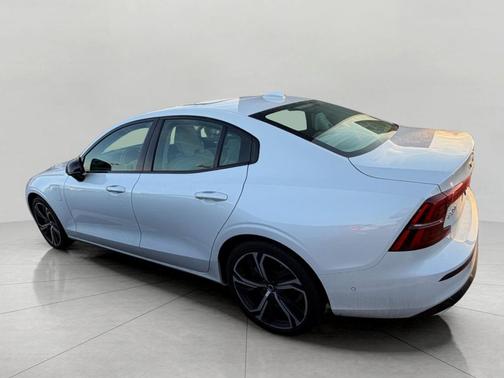 2023 Volvo S60 Recharge Plug-In Hybrid T8 Plus Dark Theme