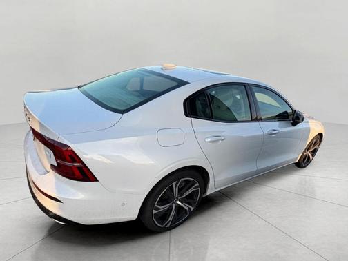2023 Volvo S60 Recharge Plug-In Hybrid T8 Plus Dark Theme