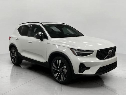 2026 Volvo XC40 B5 Ultra