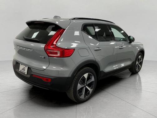 2026 Volvo XC40 Plus, B5 AWD Gas (mild hybrid), Dark