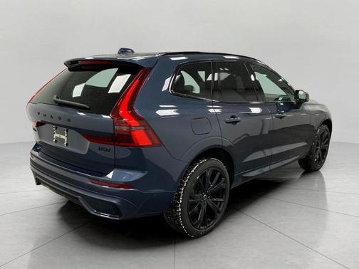 2026 Volvo XC60 B5 Ultra Black Edition