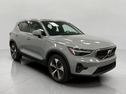 2025 Volvo XC40 B5 Plus Bright Theme