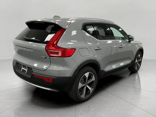 2025 Volvo XC40 B5 Plus Bright Theme